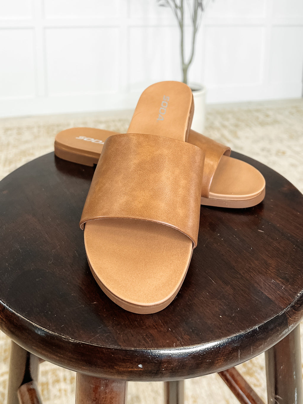 Women's Man-Made Material Slip-On Flat Sandals in Tan
